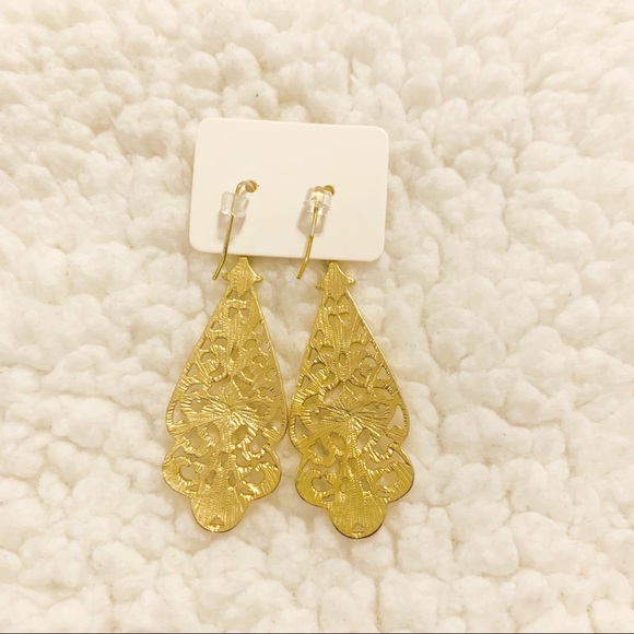Gold tone damask drop earrings - Picture 4 of 8